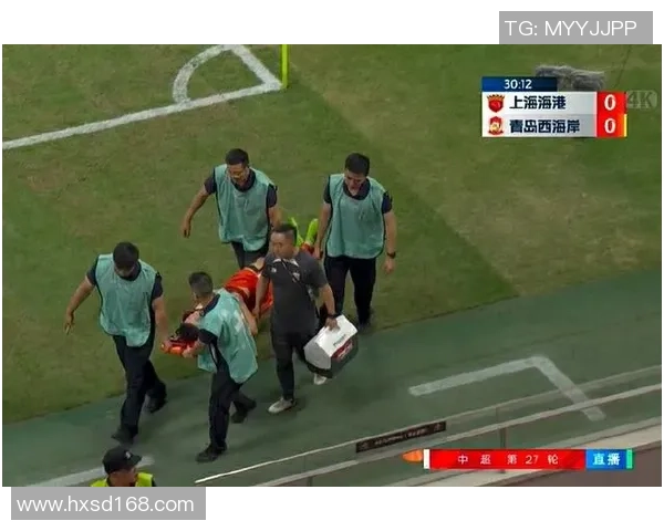 足球比赛中意外脱臼球员痛苦下场的瞬间与伤后恢复之路